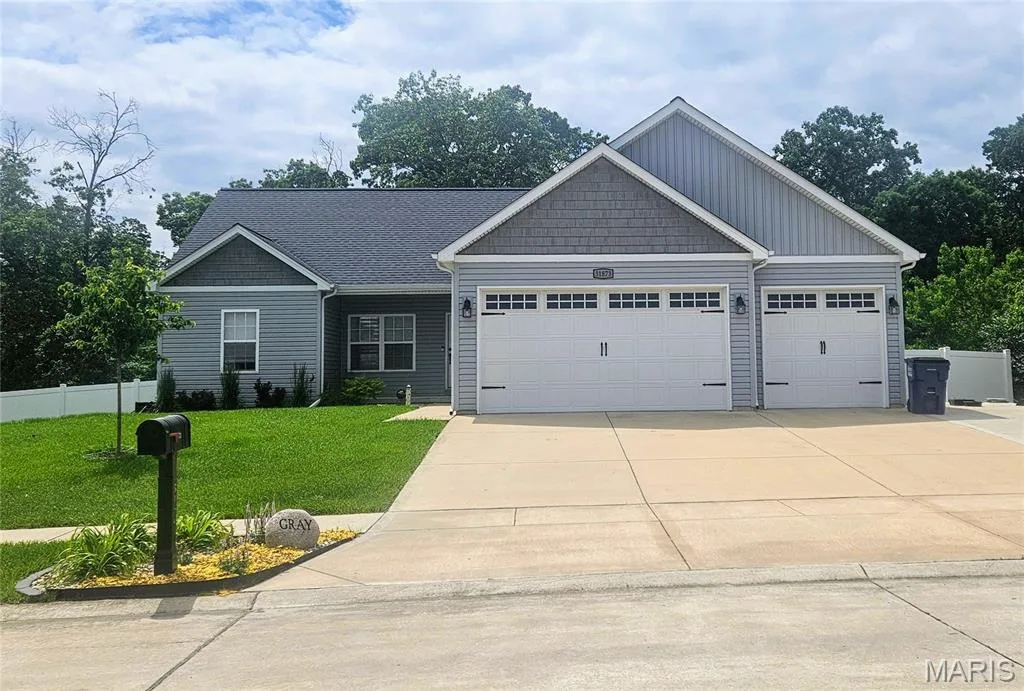 Pictures of a previous model, not all features are included — Trenton Lane #, Foristell, MO 63348