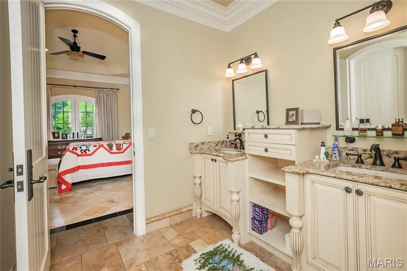 Guest bedroom en-suite full bath — 4 Slate River Way, Wentzville, MO 63385
