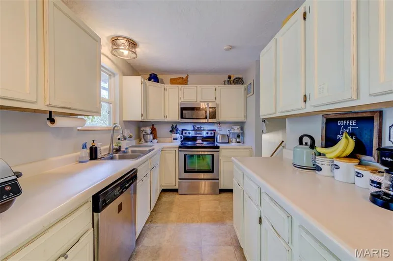 10 Park Circle, O'Fallon, MO 63366 — listing photo 13 of 34