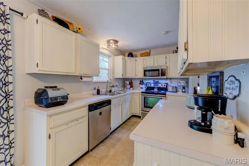 10 Park Circle, O'Fallon, MO 63366 — listing photo 15 of 34