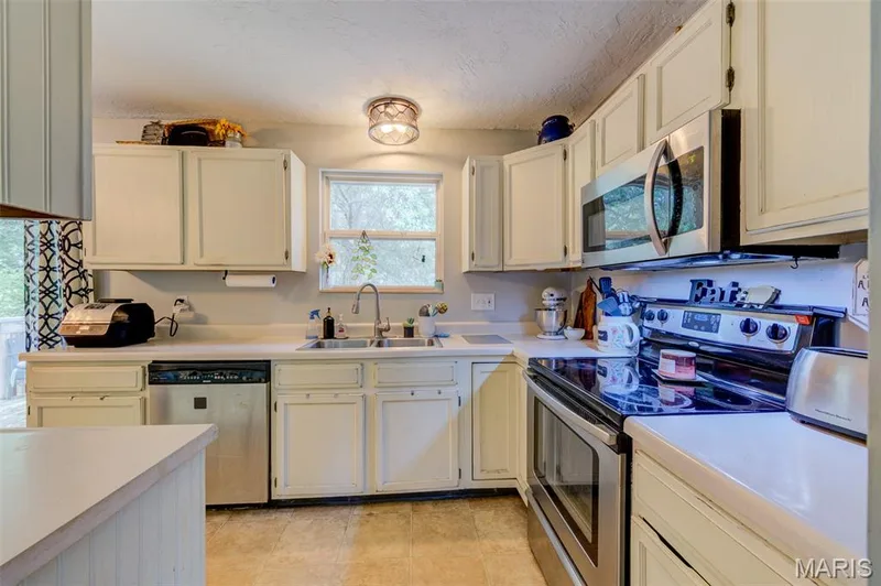 10 Park Circle, O'Fallon, MO 63366 — listing photo 16 of 34