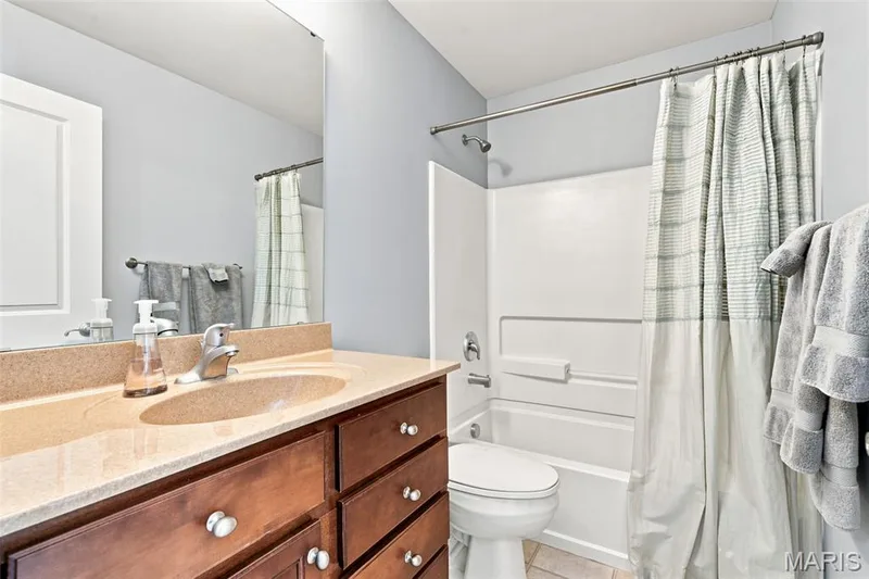Private En Suite Full Bath (Bedroom 2) — 138 Kendall Bluff Court, Chesterfield, MO 63017