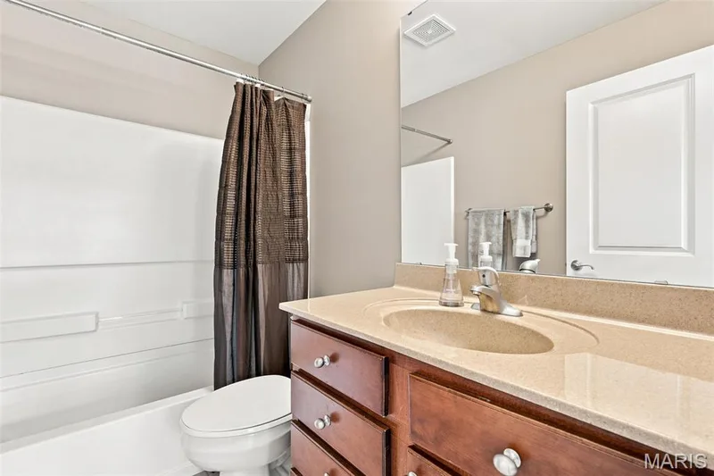Private En Suite Full Bath (Bedroom 3) — 138 Kendall Bluff Court, Chesterfield, MO 63017