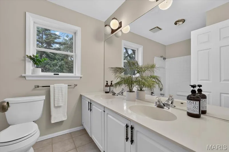 Second full bathroom on the upper level for comfort & convenience! — 14529 Brittania Drive, Chesterfield, MO 63017