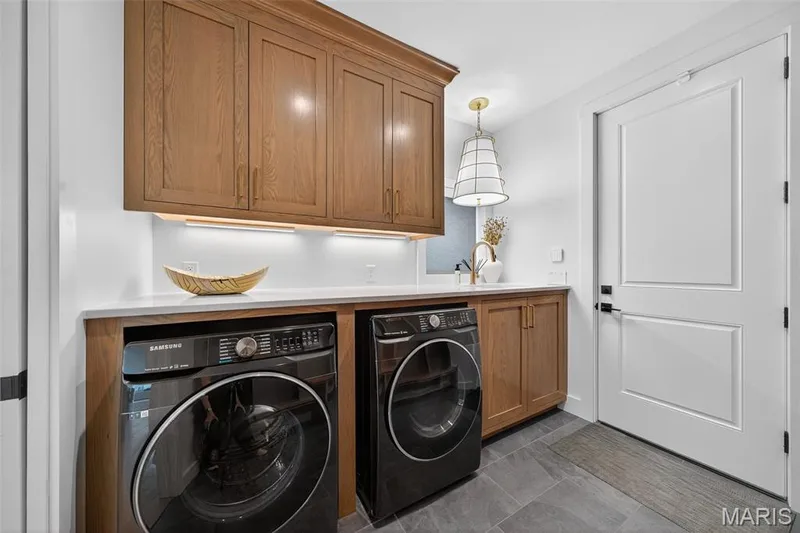 Laundry room/mud room off the kitchen with access to the over sized 3 car side entry garage — 22 Holloway Drive, Lake St. Louis, MO 63367