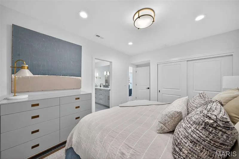Lower level bedroom with jack-n-jill bathroom — 22 Holloway Drive, Lake St. Louis, MO 63367