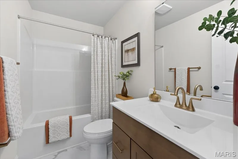 Hall bathroom — 125 Sterling Drive, Lake St. Louis, MO 63367