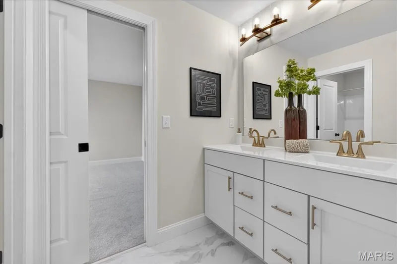 Shared bath — 125 Sterling Drive, Lake St. Louis, MO 63367