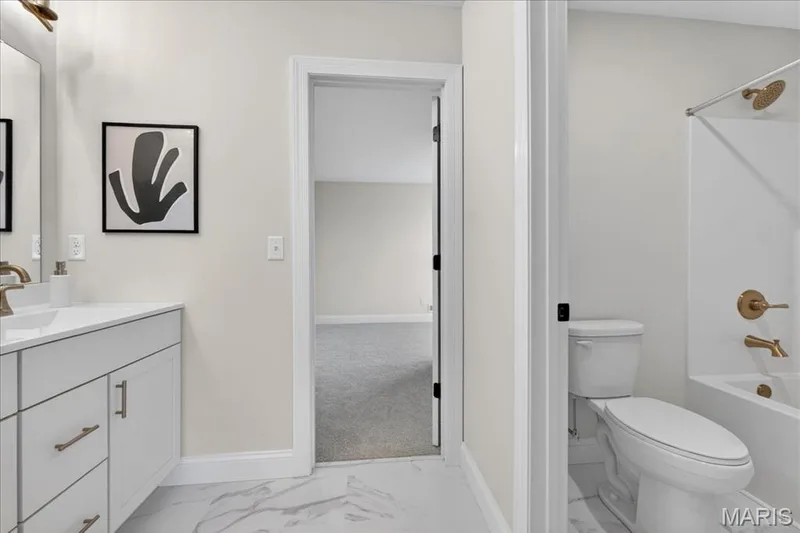 Shared bath — 125 Sterling Drive, Lake St. Louis, MO 63367