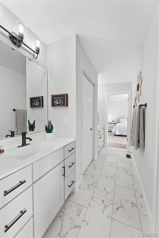 Ensuite bathroom with light marble finish flooring and vanity — 1 TBB Bridgeport @ Kreder Farms, St Charles, MO 63304