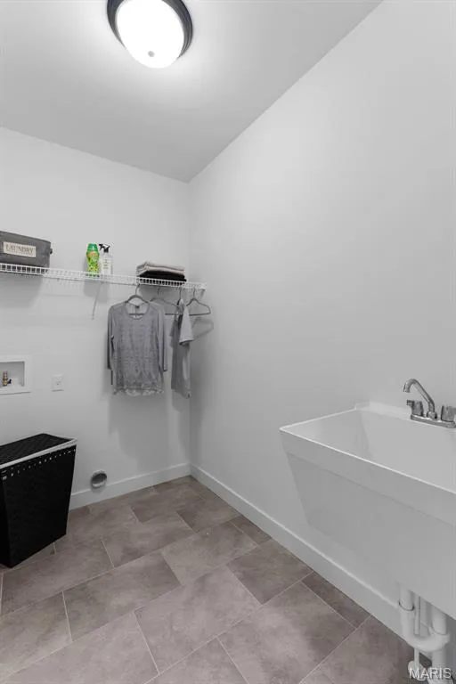 Washroom with washer hookup and baseboards — 1 TBB Rochester @ Creekside Sommers, O'Fallon, MO 63367