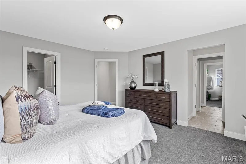Carpeted bedroom featuring baseboards — 1 TBB Kingston @ Chateau De Fond Du Lac, Lake St. Louis, MO 63367