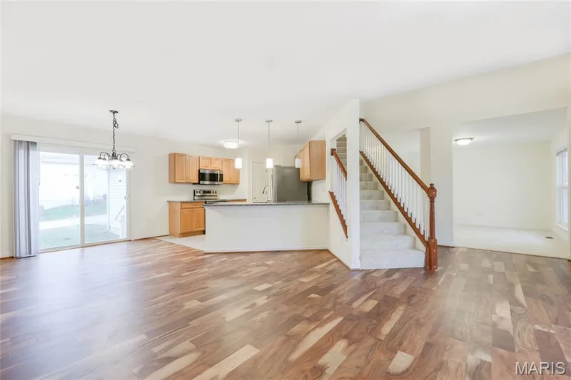 243 Vivaron Avenue, St Charles, MO 63303 — listing photo 8 of 28