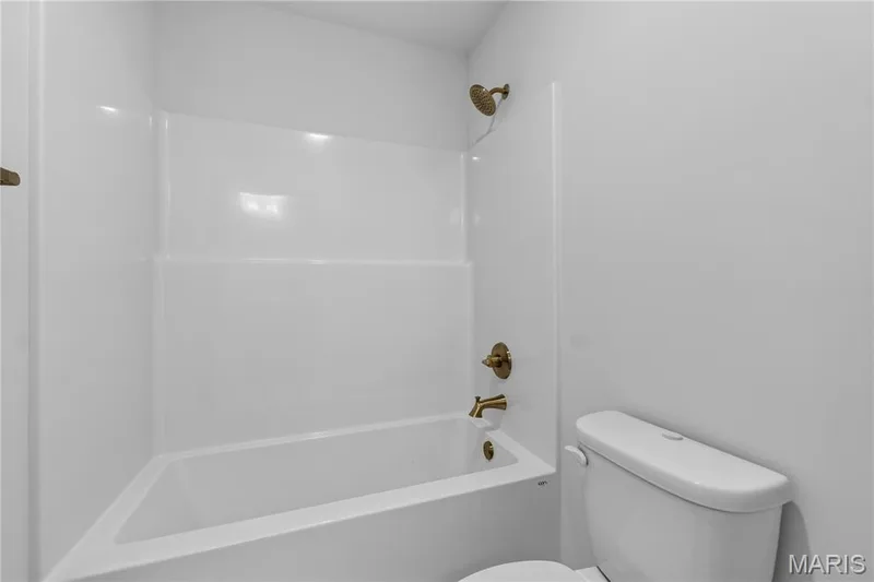 Shared bathroom tub — 431 Oak Barrel Drive, O'Fallon, MO 63385