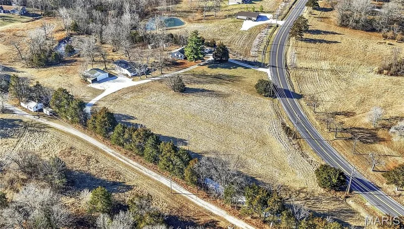 818 W Highway D, Wentzville, MO 63385 — listing photo 2 of 39
