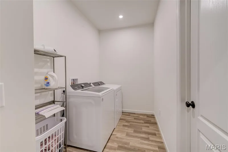 laundry room jack-n-jills with master bedrm and hallway from garage — 327 Dalriada Boulevard, O'Fallon, MO 63368
