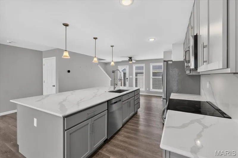 Oversized kitchen island! — 208 Freehold Rock Way, St Charles, MO 63301