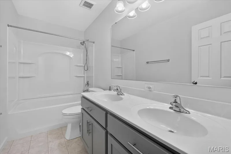 3rd floor bathroom with dual vanity — 208 Freehold Rock Way, St Charles, MO 63301