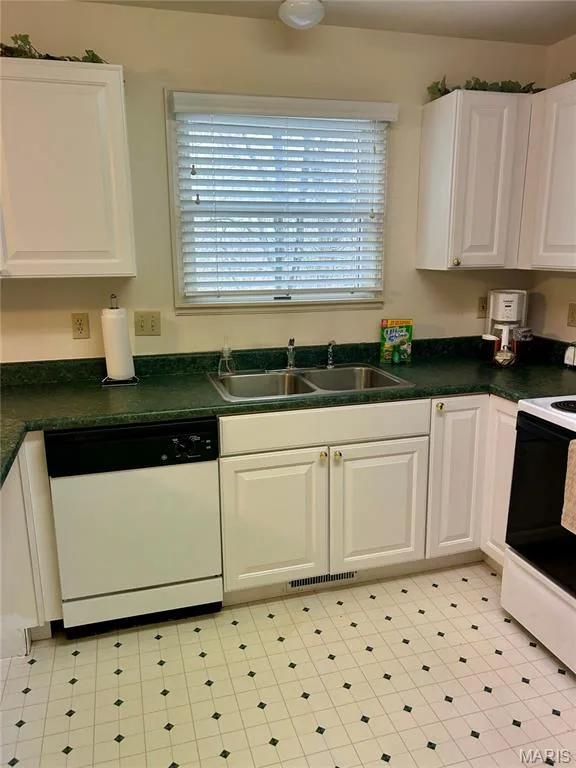 4605 Sherman Park Drive #13E, St Charles, MO 63303 — listing photo 9 of 32