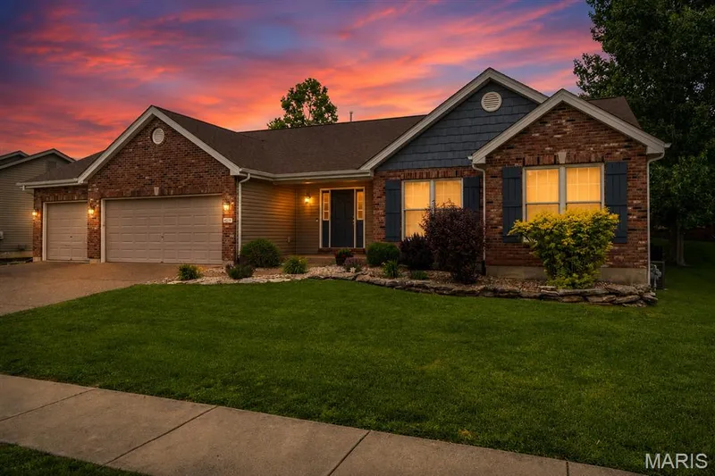 4216 Broken Rock Drive, Wentzville, MO 63385 — listing photo 3 of 59