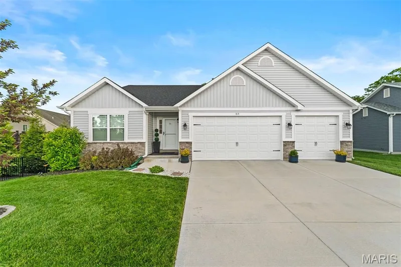 415 Knothole Lane, Wentzville, MO 63385 — listing photo 2 of 35