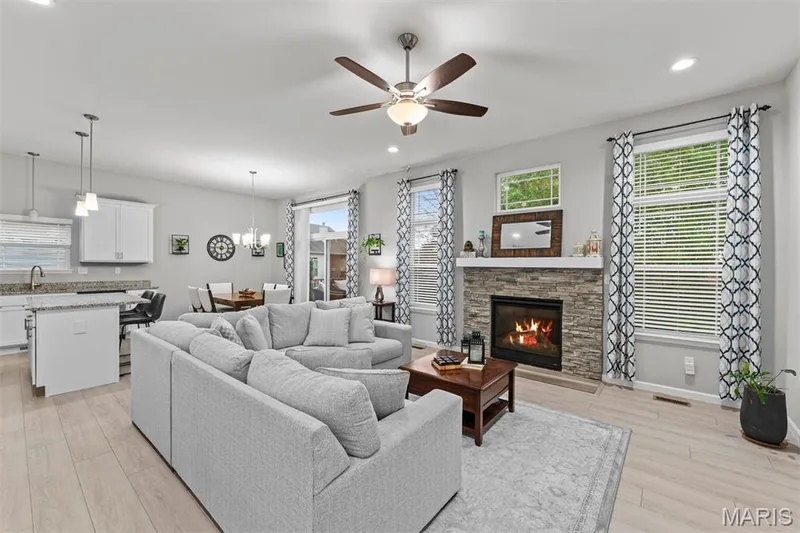 415 Knothole Lane, Wentzville, MO 63385 — listing photo 5 of 35