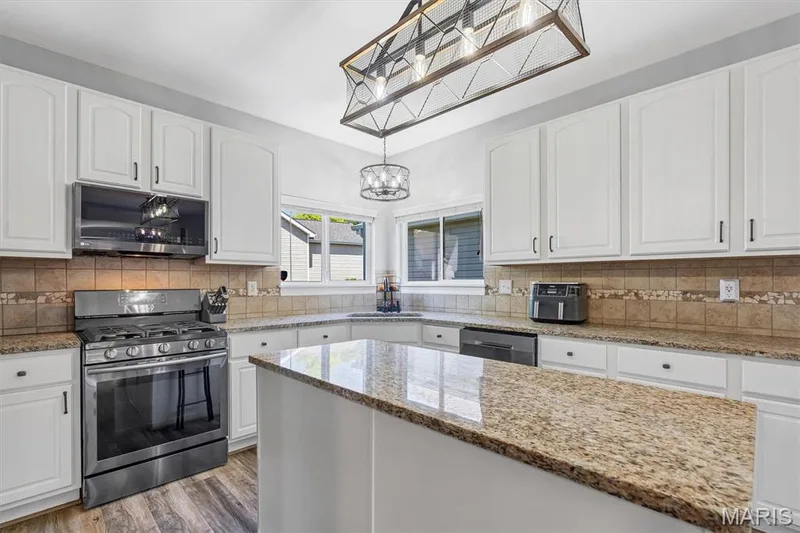 706 Rolling Wind Drive, O'Fallon, MO 63368 — listing photo 8 of 32