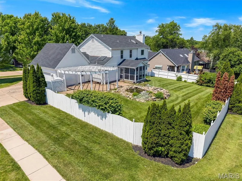 2100 Seven Oaks Drive, St Charles, MO 63303 — listing photo 2 of 38