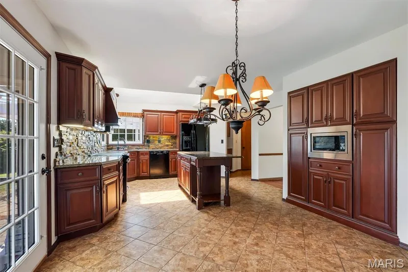 2100 Seven Oaks Drive, St Charles, MO 63303 — listing photo 10 of 38