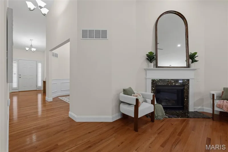14301 Gatwick Court, Chesterfield, MO 63017 — listing photo 3 of 31