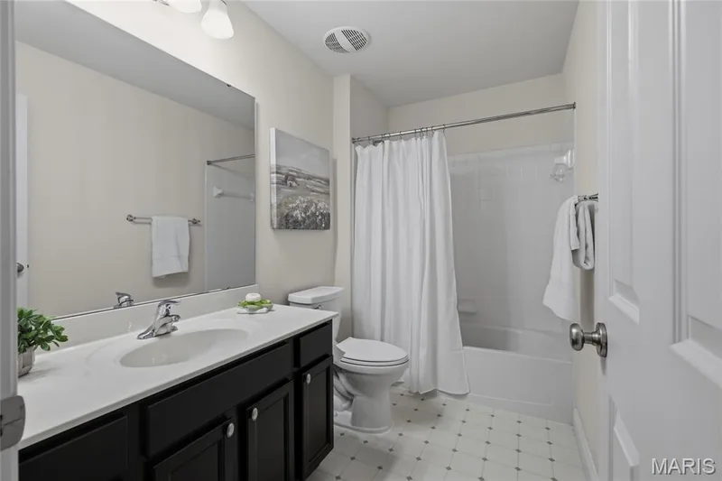14301 Gatwick Court, Chesterfield, MO 63017 — listing photo 16 of 31