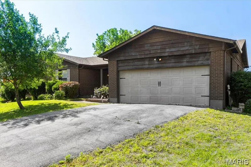 18668 Olive Street Road, Chesterfield, MO 63005 — listing photo 3 of 20