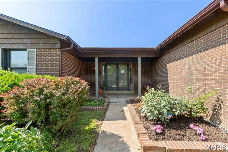 18668 Olive Street Road, Chesterfield, MO 63005 — listing photo 4 of 20