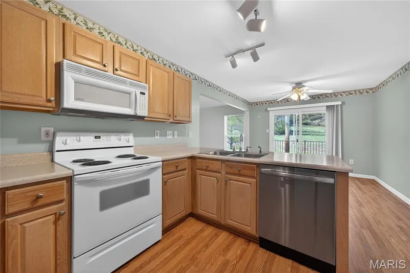 Nice Open Kitchen perfect for Entertaining! — 12 Shimmering Lake Court, St Charles, MO 63301
