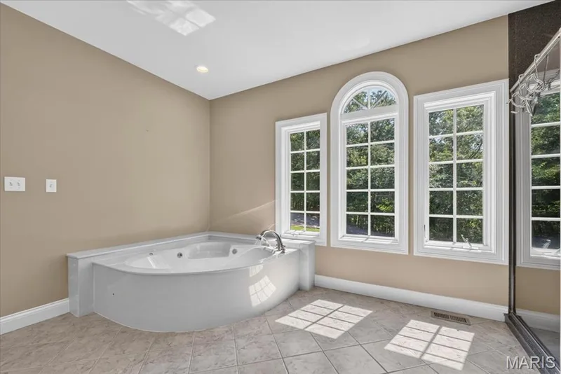 Large corner tub! — 18517 Gredan Court, Wildwood, MO 63069