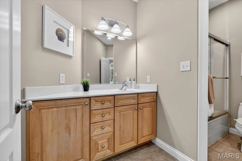 Jack-n-Jill bathroom between two bedrooms — 18517 Gredan Court, Wildwood, MO 63069
