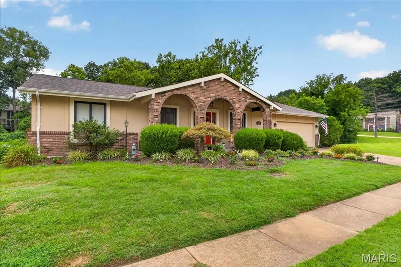 15446 Grantley Drive, Chesterfield, MO 63017 — listing photo 3 of 65