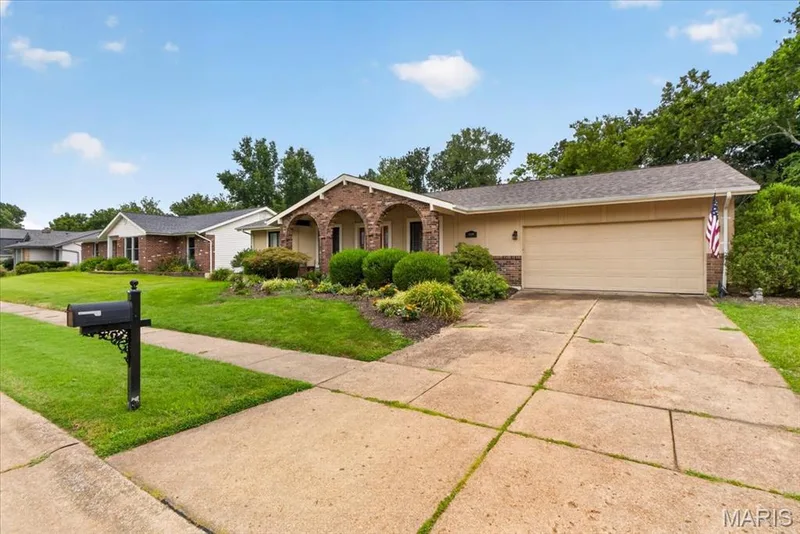 15446 Grantley Drive, Chesterfield, MO 63017 — listing photo 4 of 65