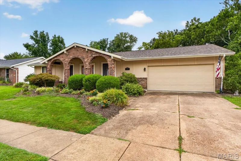 15446 Grantley Drive, Chesterfield, MO 63017 — listing photo 5 of 65