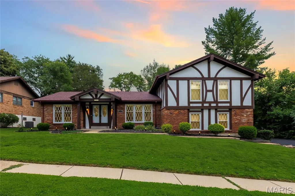 334 Dungate Drive, Chesterfield, MO 63017 — listing photo 1 of 33
