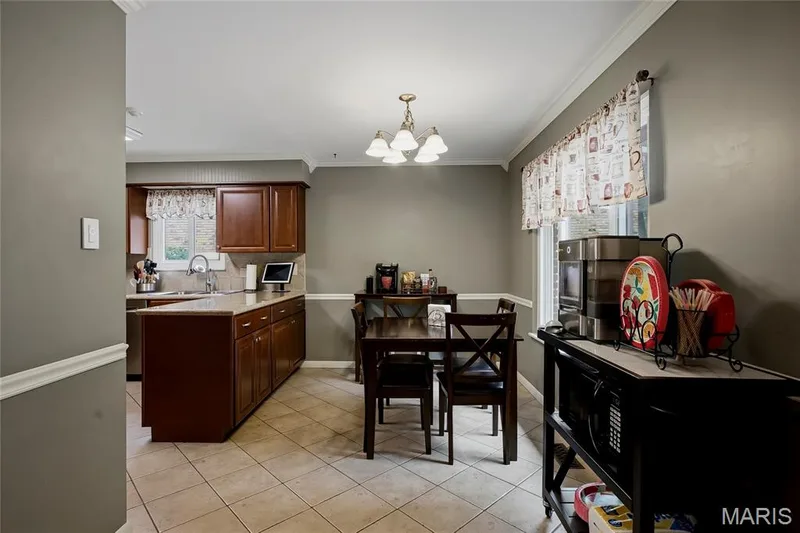 334 Dungate Drive, Chesterfield, MO 63017 — listing photo 9 of 33