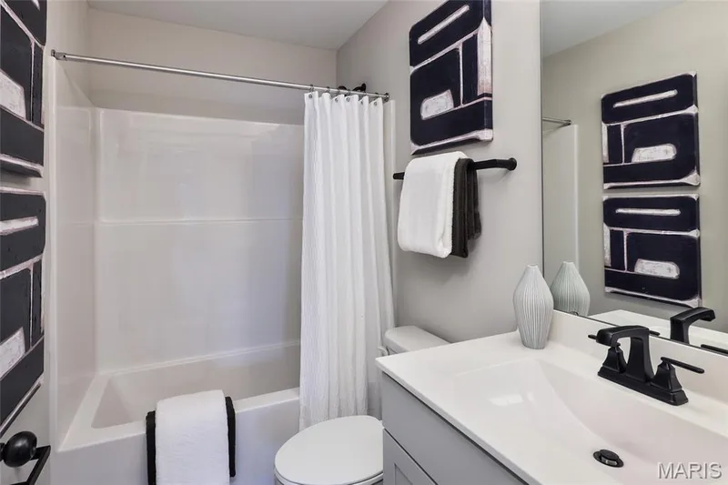 Hall bathroom — 342 Healthy Way, St Charles, MO 63304