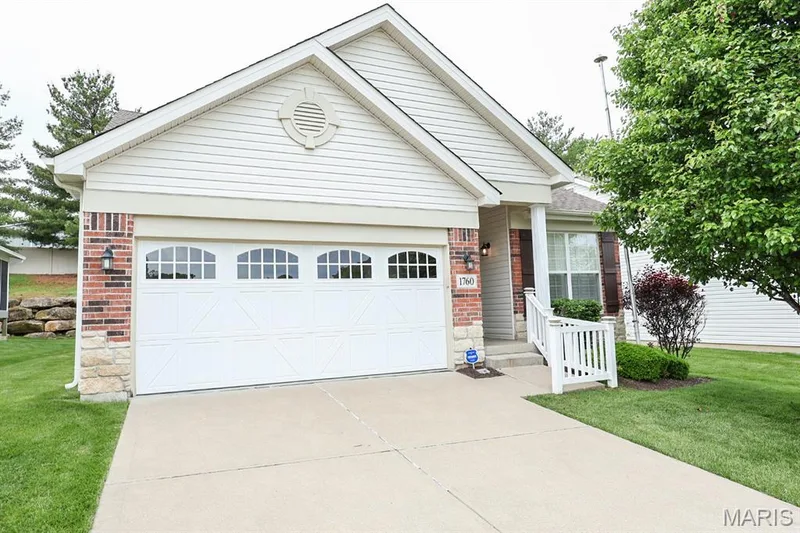 1760 Waterfall Drive, St Charles, MO 63303 — listing photo 3 of 44