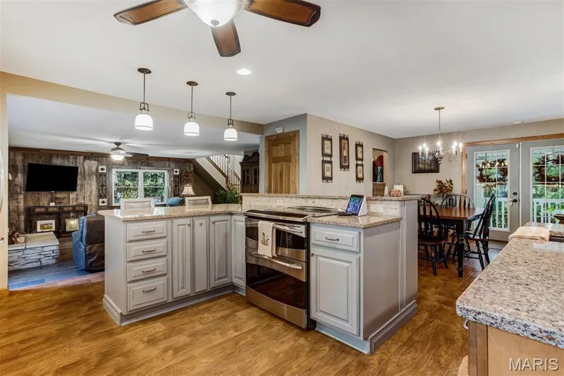 Fabulous double oven range — 51 Nordic Lane, Defiance, MO 63341