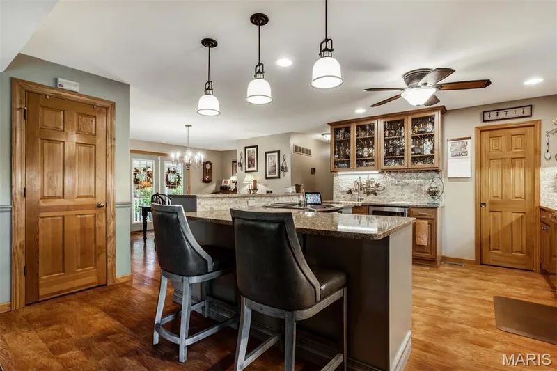 Breakfast bar — 51 Nordic Lane, Defiance, MO 63341