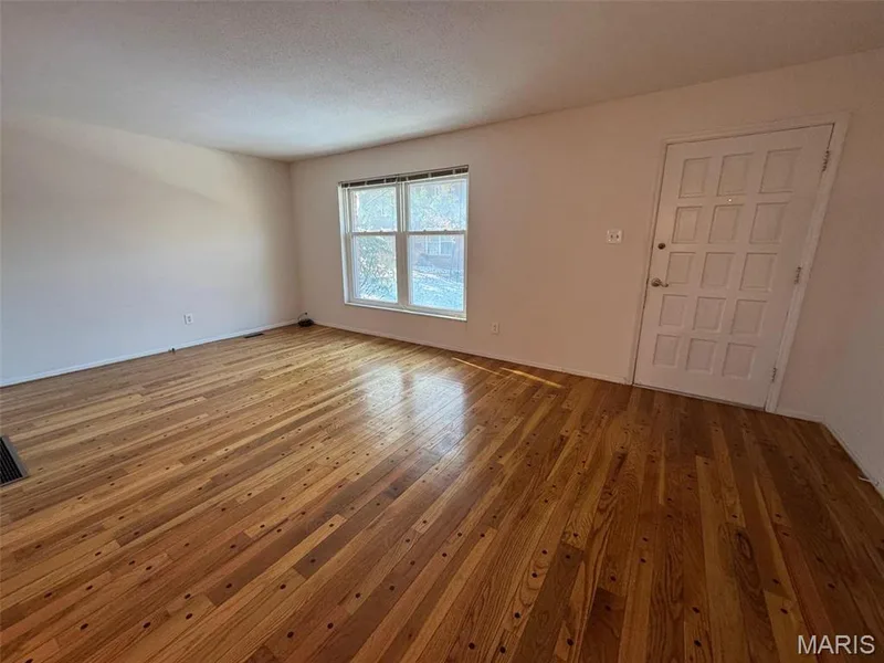 13573 Coliseum Drive, Chesterfield, MO 63017 — listing photo 3 of 34