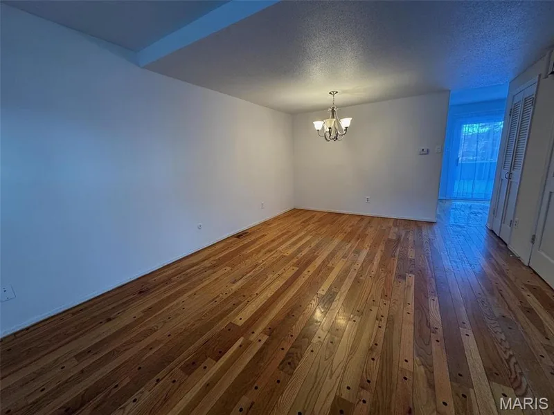 13573 Coliseum Drive, Chesterfield, MO 63017 — listing photo 5 of 34