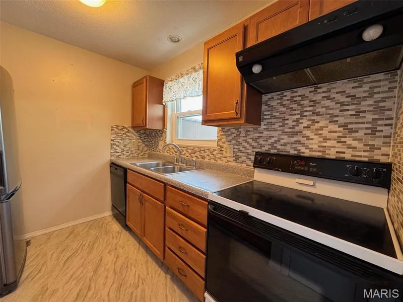 13573 Coliseum Drive, Chesterfield, MO 63017 — listing photo 8 of 34