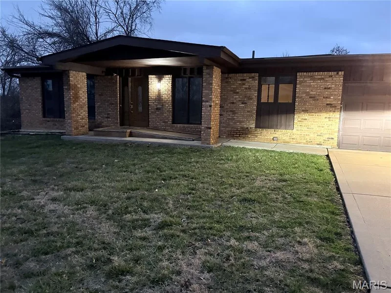 3029 Imperial Drive, St Peters, MO 63303 — listing photo 2 of 23