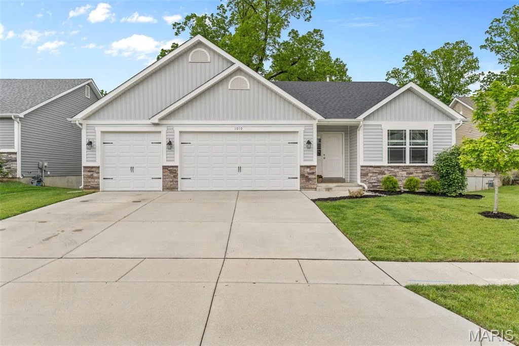 1010 Timber Bluff Ct.  Located at the front of a cul de sac on a quiet street.  Backing to wooded common ground. — 1010 Timber Bluff Drive, Wentzville, MO 63385